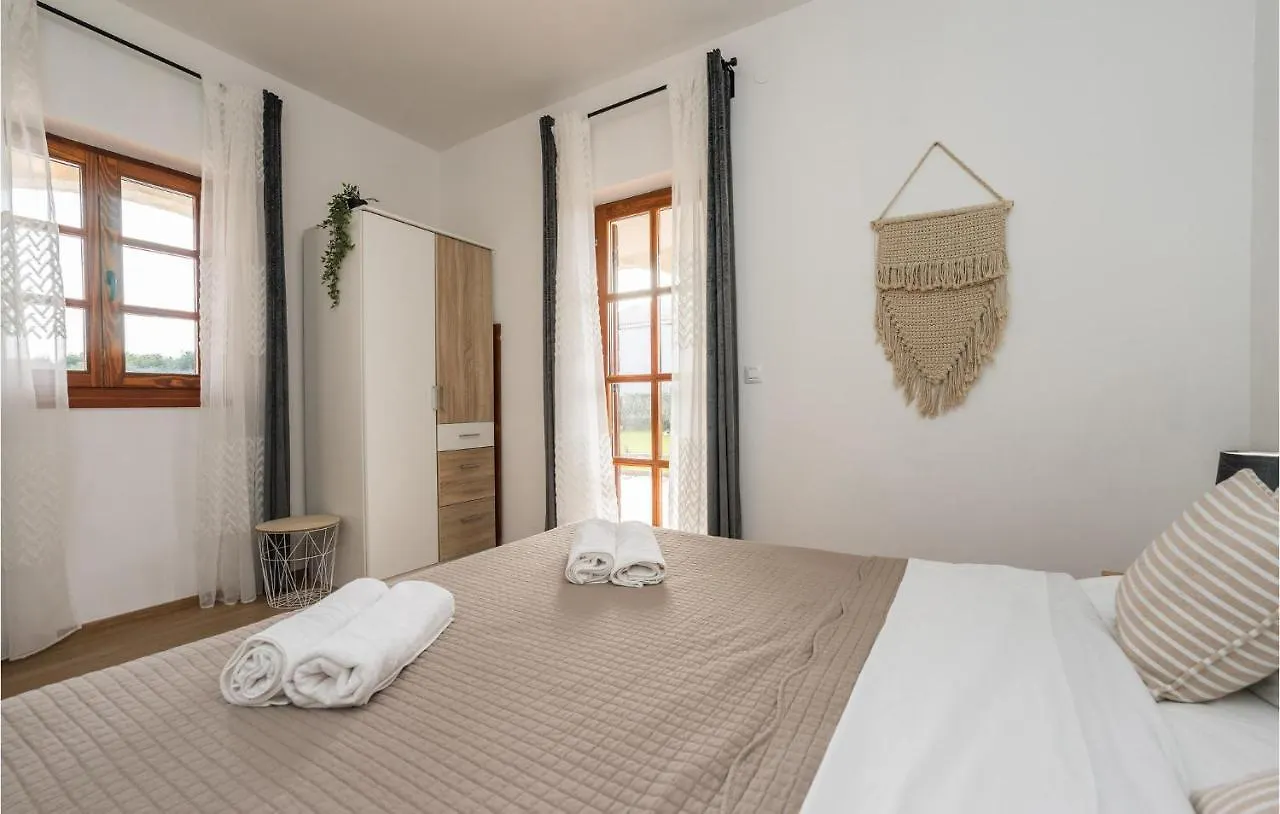 Amazing Home In Muline With Wifi Donje Selo